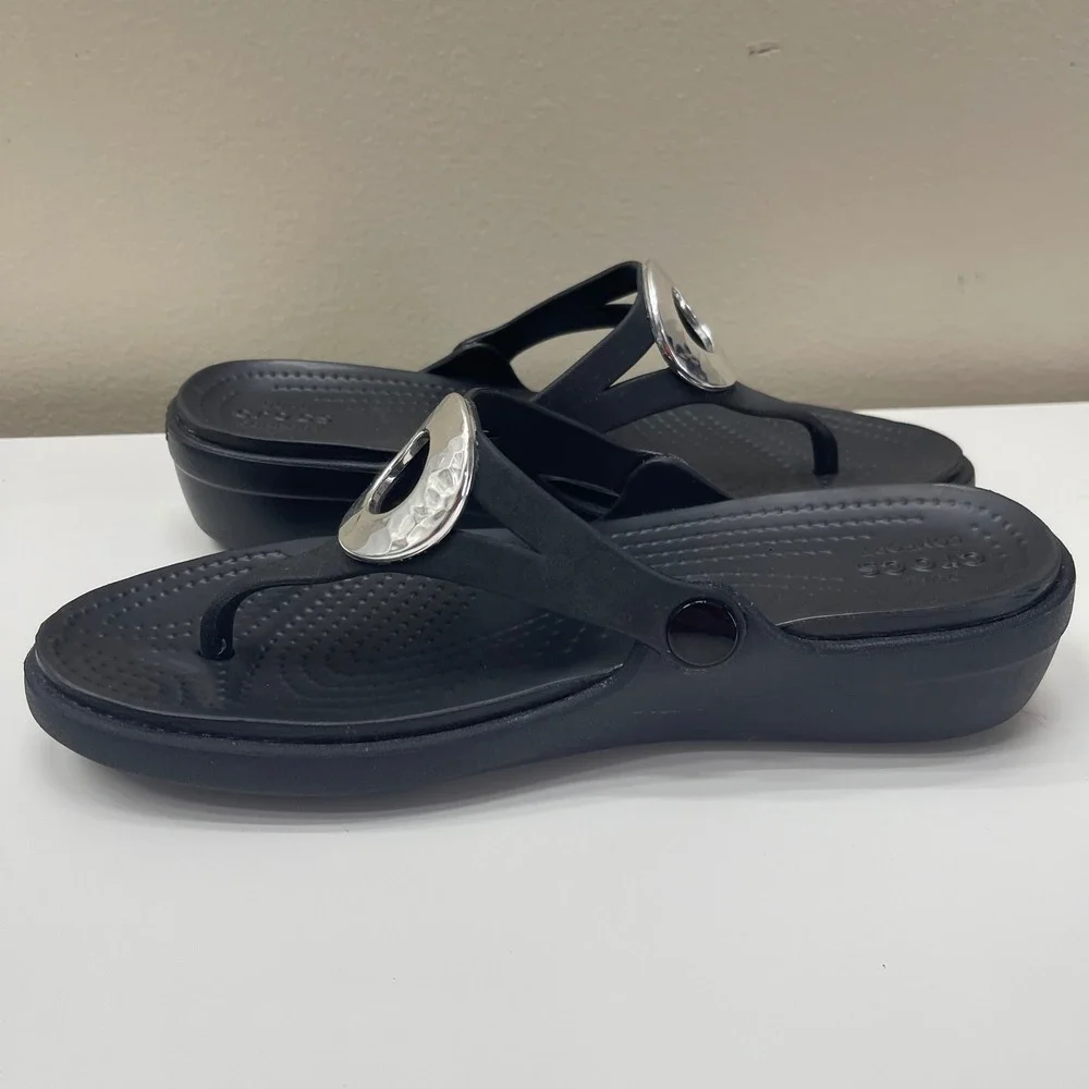 Crocs Sanrah Hammered Circle Wedge Sandals 8 Black Thong Flip Flops 204896
